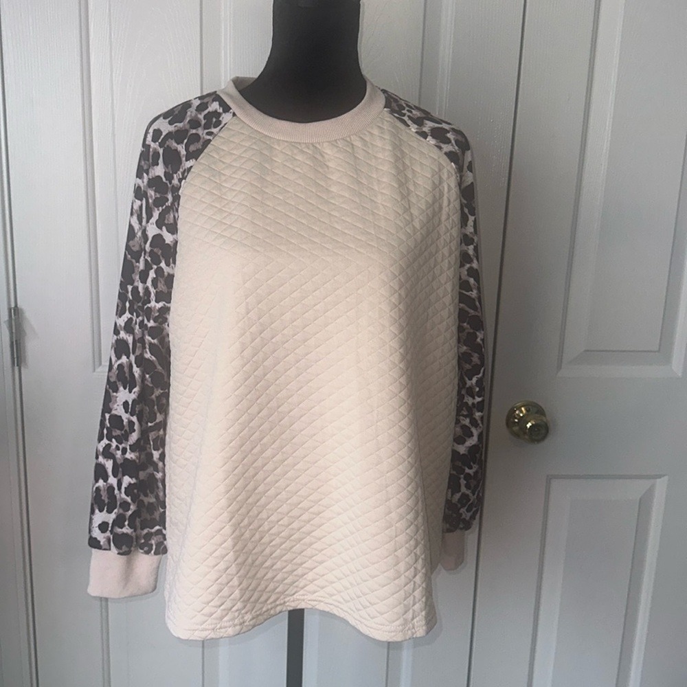 SHEIN Curve Womens Quilted Leopard Raglan Sleeve Sweatshirt Cream Animal Print
